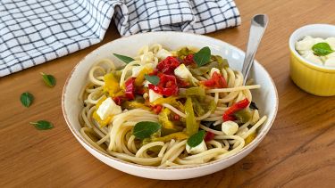 Spaghetti ai peperoni e mozzarella