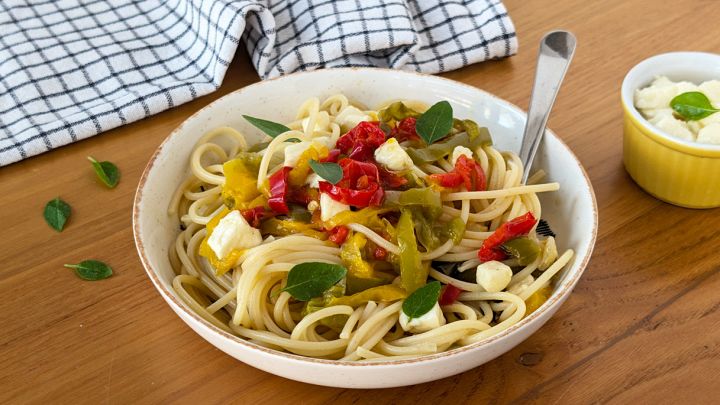 Spaghetti ai peperoni e mozzarella