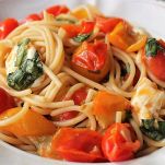 Spaghetti peperoni e mozzarella