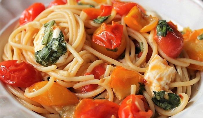 Spaghetti peperoni e mozzarella