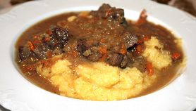 Stufato di montone con polenta di miglio