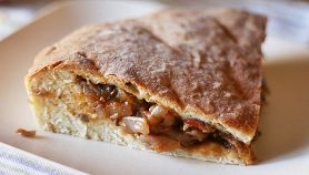 Torta con cipolle e olive