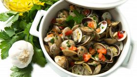 Vongole con aglio e pomodoro