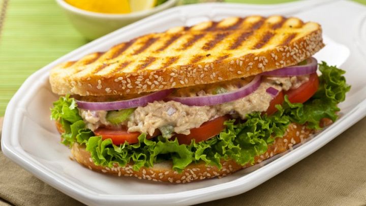 Tonnata: panino con gamberetti e maionese