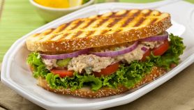 Tonnata: panino con gamberetti e maionese