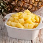 Ciotola con ananas sbucciato e tagliato
