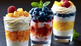 Bicchieri di vetro trasparenti con macedonia alla crema