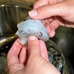 Cestini di papaya con riso e gamberi