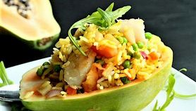Cestini di papaya con riso e gamberi