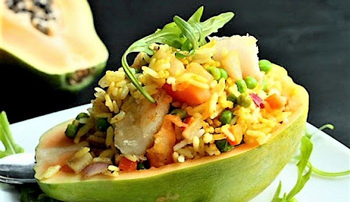 Cestini di papaya con riso e gamberi