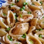 Conchiglioni con piselli e prosciutto