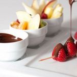 Coppe al cioccolato e frutta mista