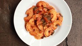 Creste di gallo con piselli e ragù di carne