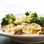 Farfalle con broccoletti e vongole