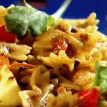 Farfalle con verdure e bacon