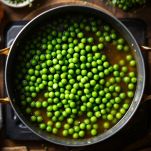 piselli in cottura per preparare gli gnocchi