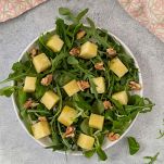 Noci aggiunte all'insalata