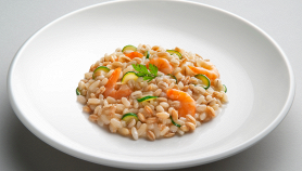 Insalata di cereali con zucchine e gamberi