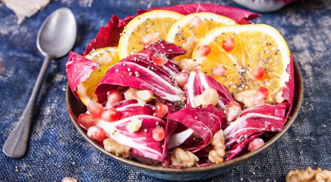 Insalata con la melagrana e quaglie