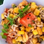Insalata di riso misto con mais e prosciutto