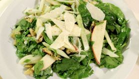 Insalata di rucola e mele con parmigiano