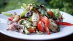 Insalata di anelli di totani con olio alle erbe