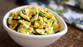 Insalata con piselli, zucchine e mais