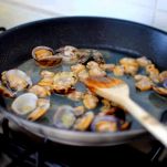 Insalatina di seppioline, vongole e gamberetti con salsa verde