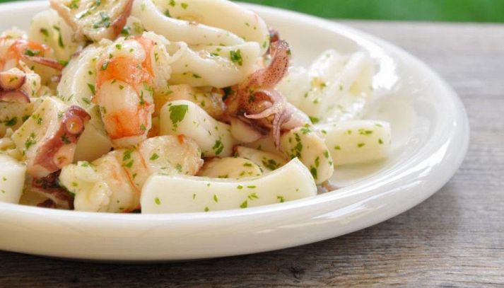 Insalata di gamberetti, seppioline, vongole e salsa verde