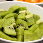 Ciotola con kiwi puliti a dadini