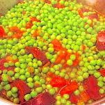 Maccheroni con piselli e pomodori