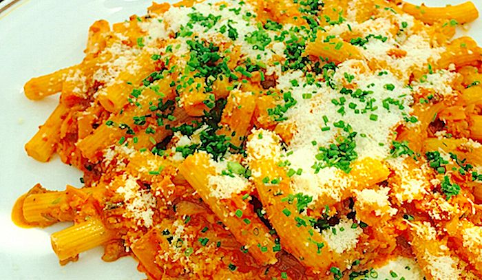 Maccheroni con piselli e pomodori