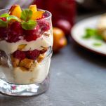 Bicchiere con macedonia alla crema
