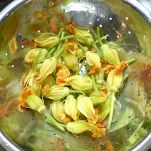 Minestra di stracchino e fiori di zucca