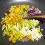 Minestra di stracchino e fiori di zucca