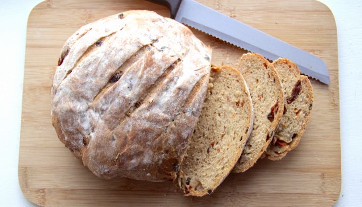 Pane con olive e pomodori secchi