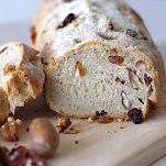 Pane dolce con noci e pinoli