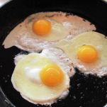 Panini con prosciutto, uova e formaggio