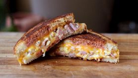 Panino prosciutto cotto e formaggio con uova