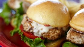 Panino con polpette e crema di formaggi