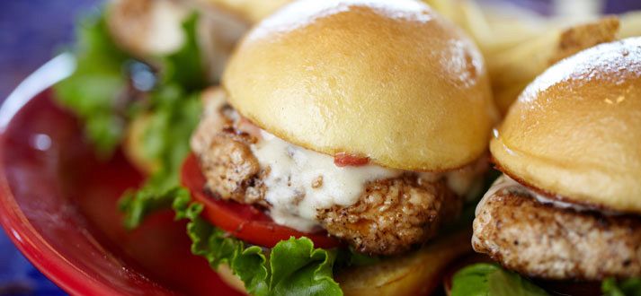 Panino con polpette e crema di formaggi