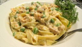 Pappardelle con crema di piselli e salmone