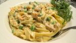 Pappardelle con crema di piselli e salmone
