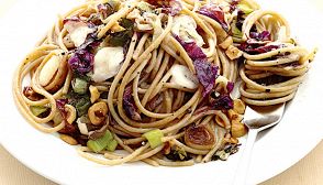 Pasta integrale radicchio noci e provola
