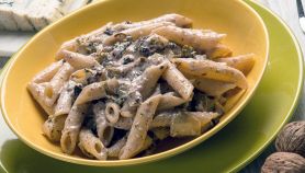 Gustoso pasto di pasta integrale col radicchio