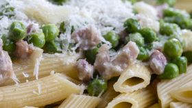 Penne con prosciutto cotto e piselli