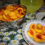 Pesche al vino rosso