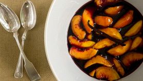 Pesche al vino rosso