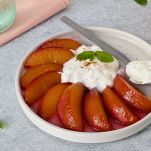Piatto con pesche glassate al vino bianco
