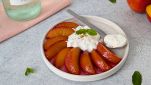 Piatto con pesche glassate al vino bianco